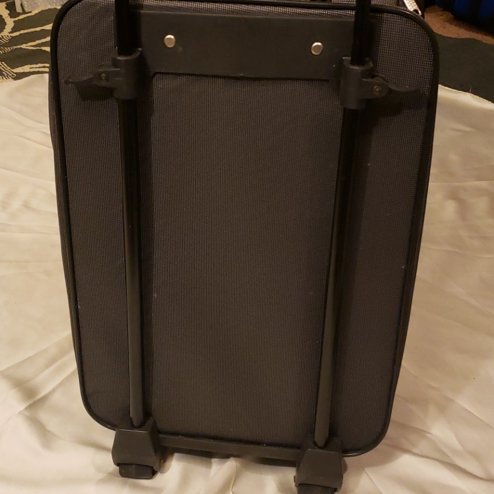Carry On - Picture 6 of 10